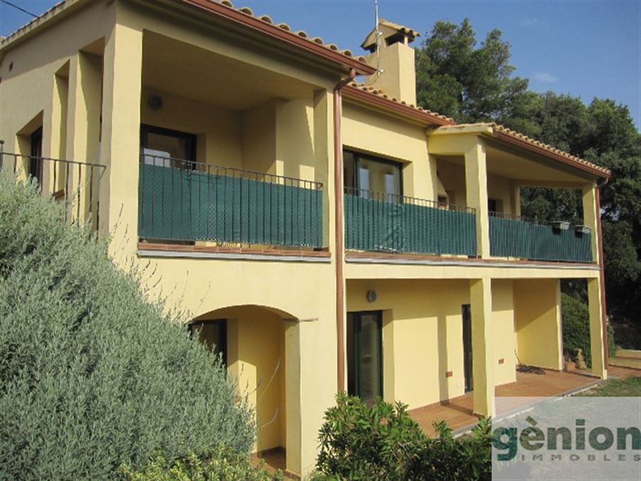 CASA A BEGUR. INDEPENDENT, AMB 274M² CONSTRUÏTS I 400M² DE PARCEL·LA