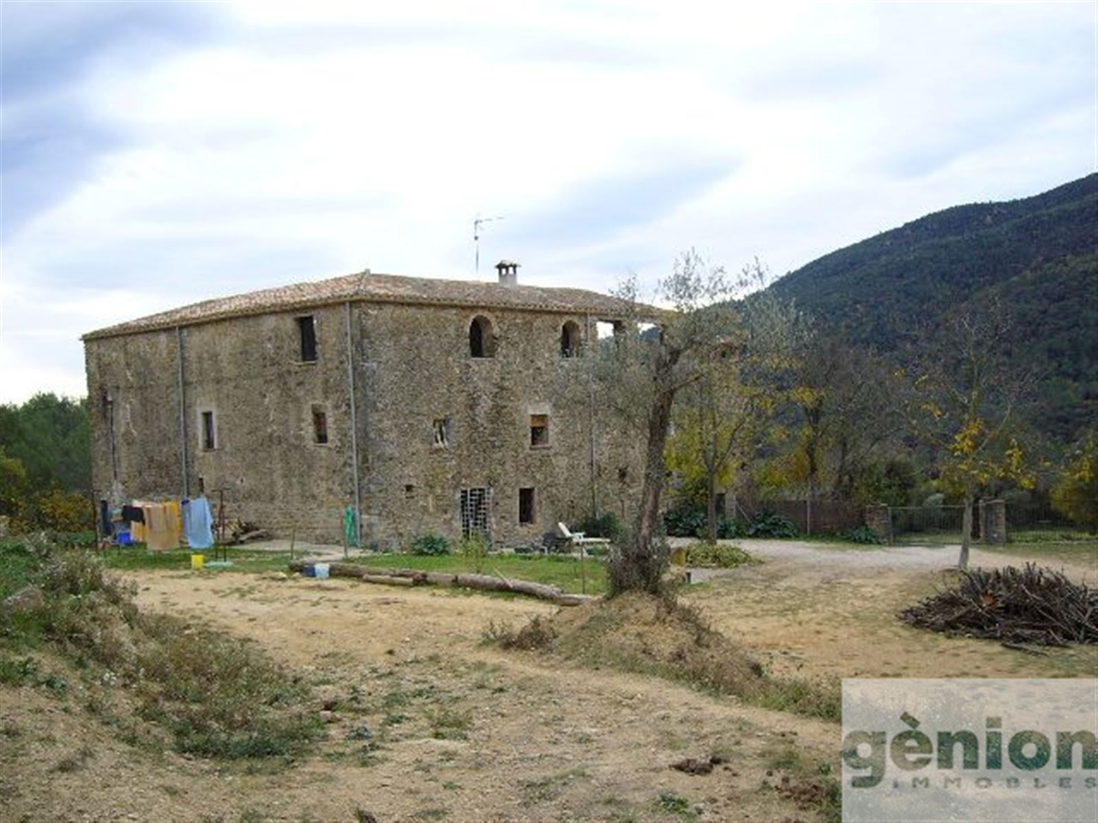 MASIA AL PLA DE L’ESTANY. 600M² DE SUPERFÍCIE CONSTRUÏDA I 25HA DE TERRENY