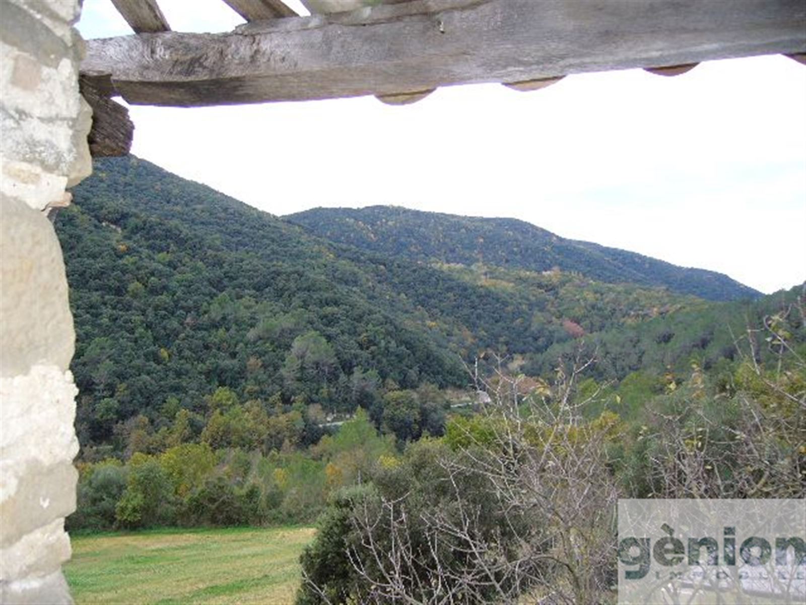 MASIA AL PLA DE L’ESTANY. 600M² DE SUPERFÍCIE CONSTRUÏDA I 25HA DE TERRENY