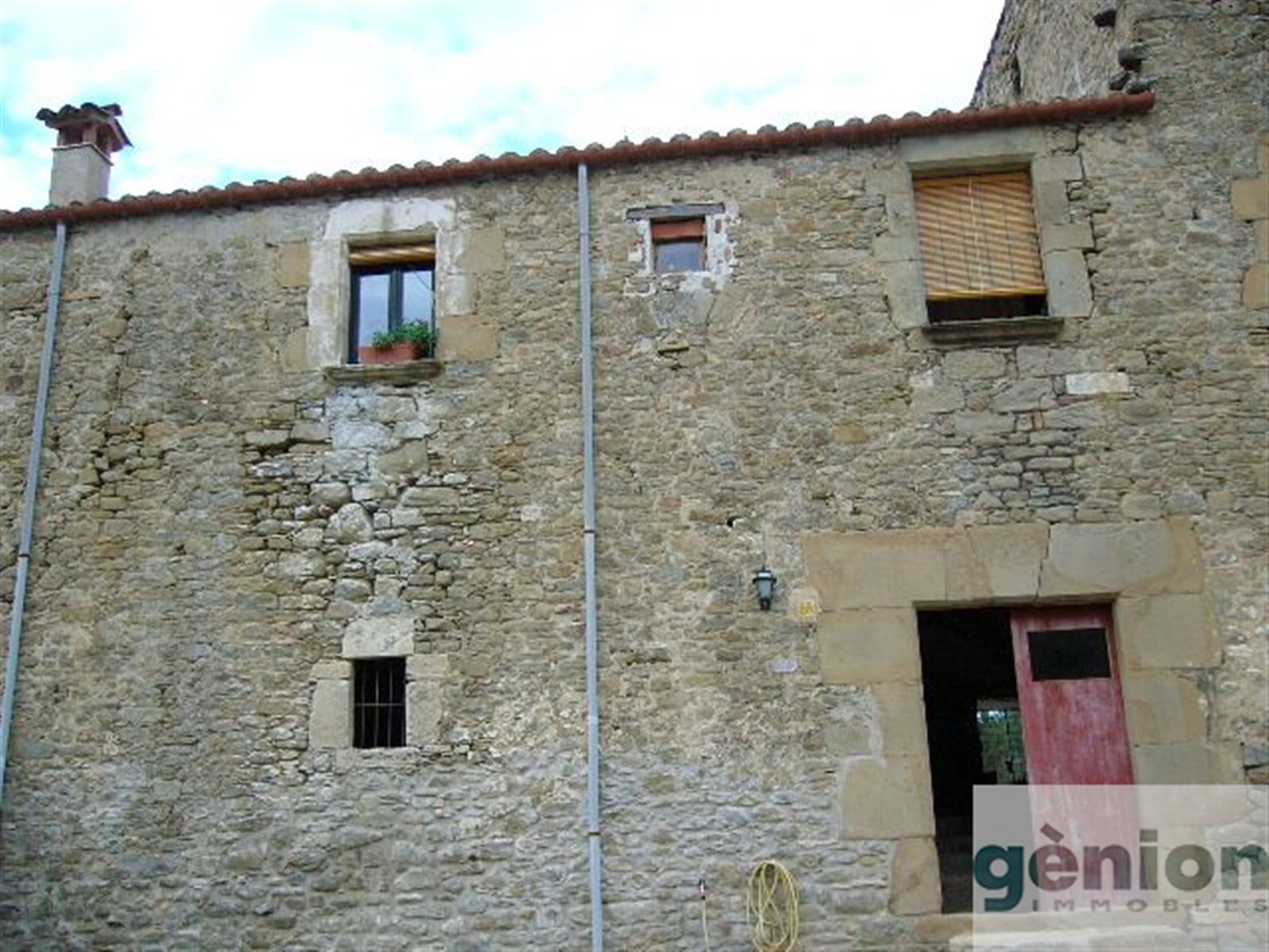 FERME À LE PLA DE L’ESTANY. 600M² BÂTIS ET 25HA DE TERRAIN