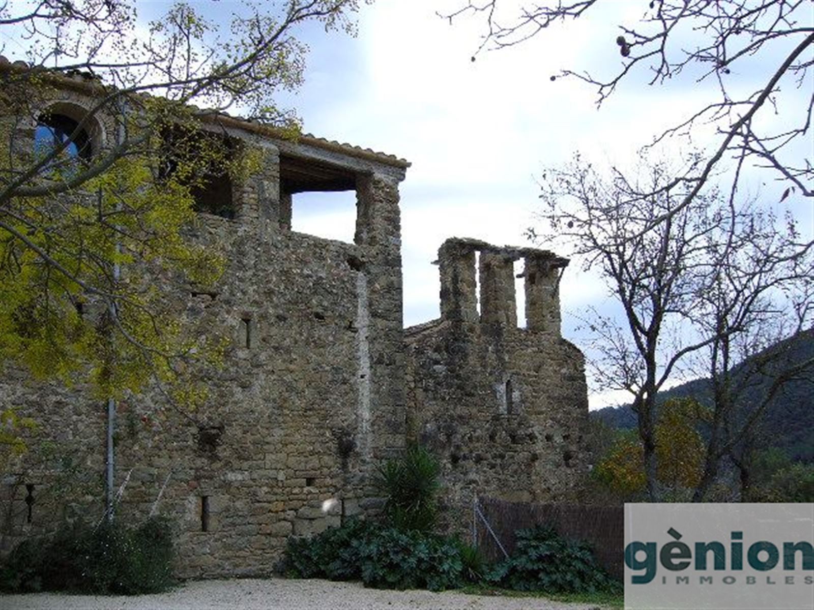 FERME À LE PLA DE L’ESTANY. 600M² BÂTIS ET 25HA DE TERRAIN