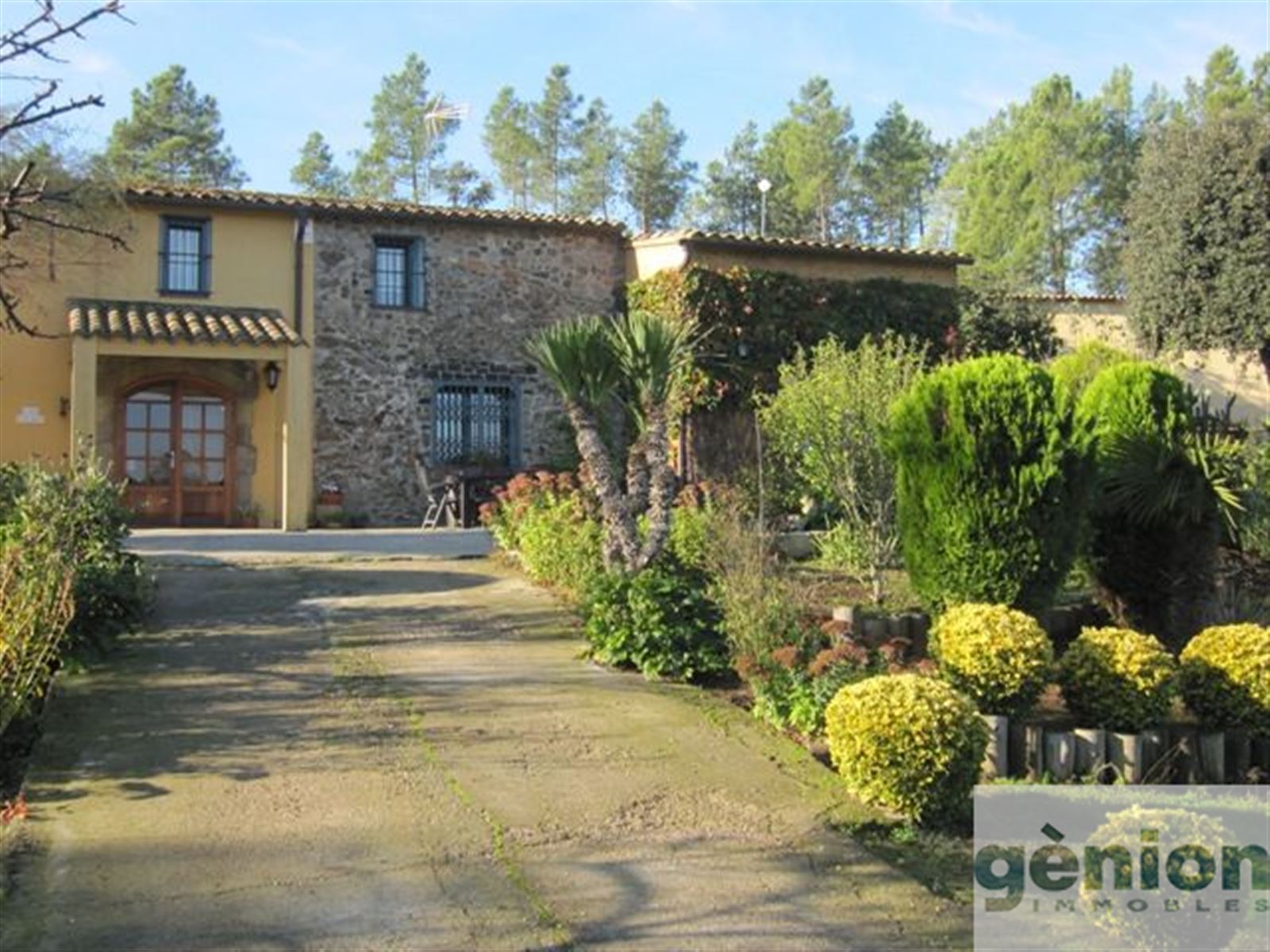 FARMHOUSE IN BESCANÓ, GIRONÈS. RESTORED, FEW MINUTES FROM GIRONA CENTRE