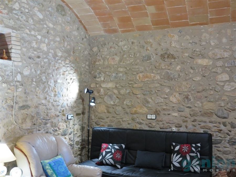 CASA DE PIEDRA EN MONELLS: 1.133M² CONST. Y 1.800M² DE TERRENO