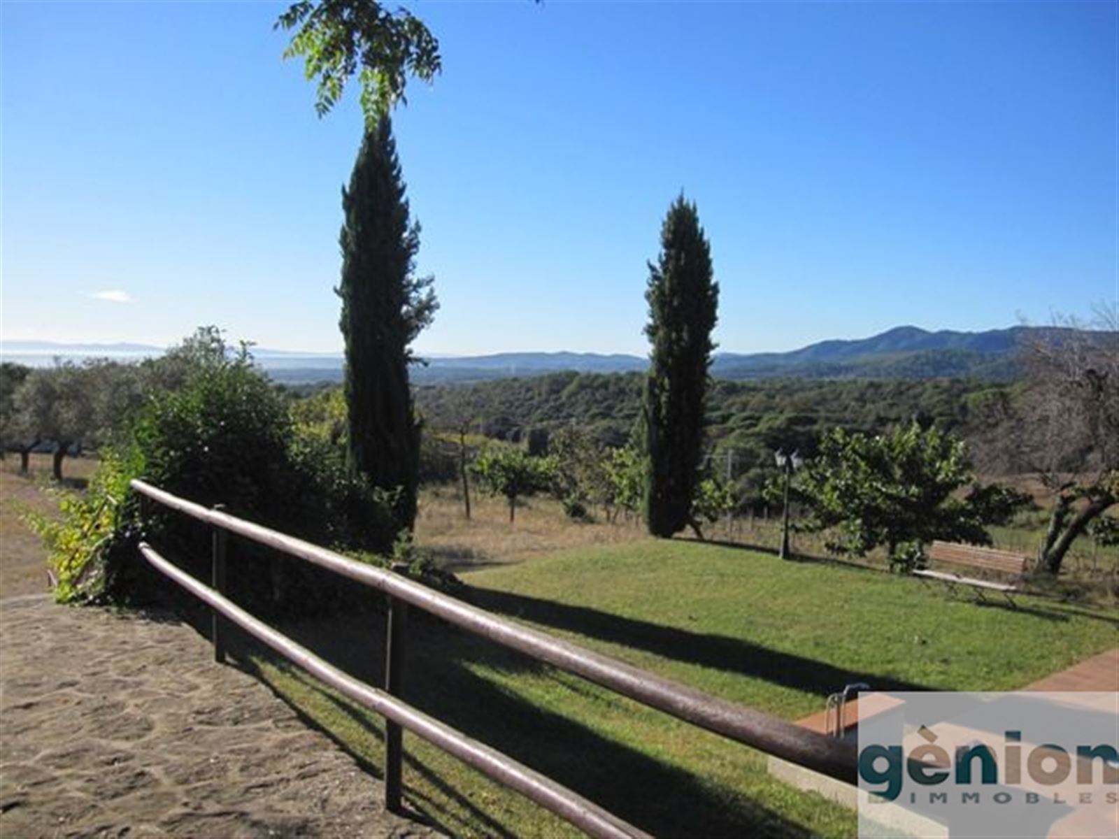 FARMHOUSE IN CANET D’ADRI, BESIDE GIRONA. 550M² BUILT AND 1,93HA OF LAND