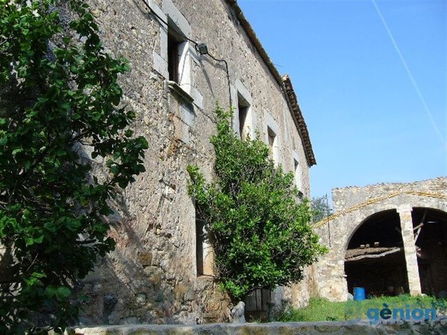 FARMHOUSE IN GIRONA. 869M² BUILT SURFACE, 60M² HAYLOFT AND 3,84 HA OF LAND