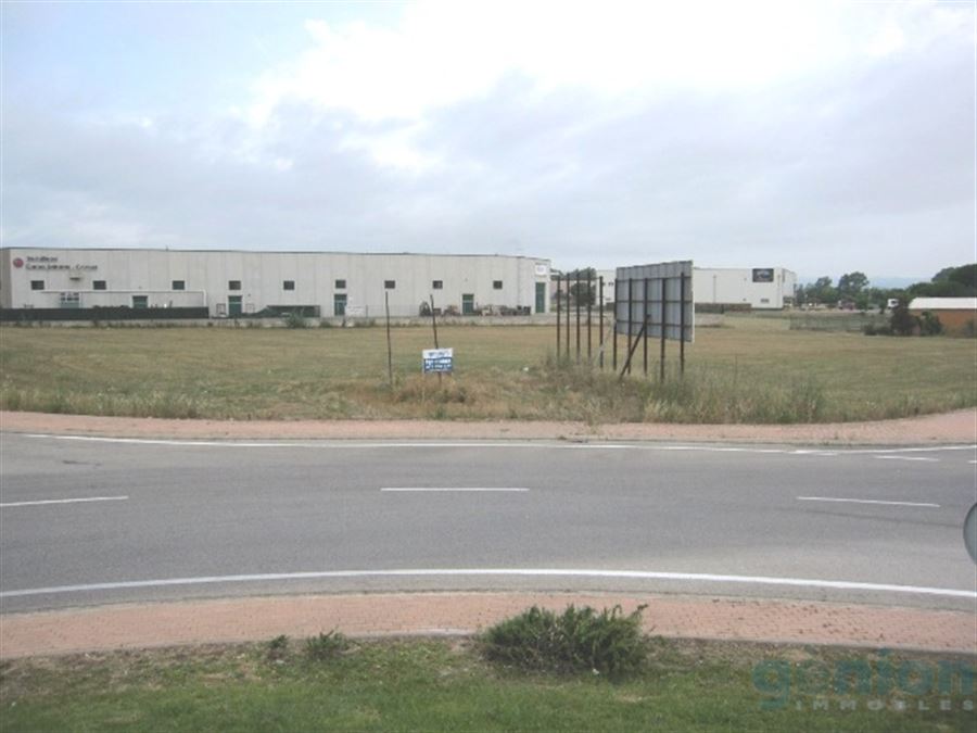INDUSTRIAL PLOT OF 9.541m², IN FORALLAC